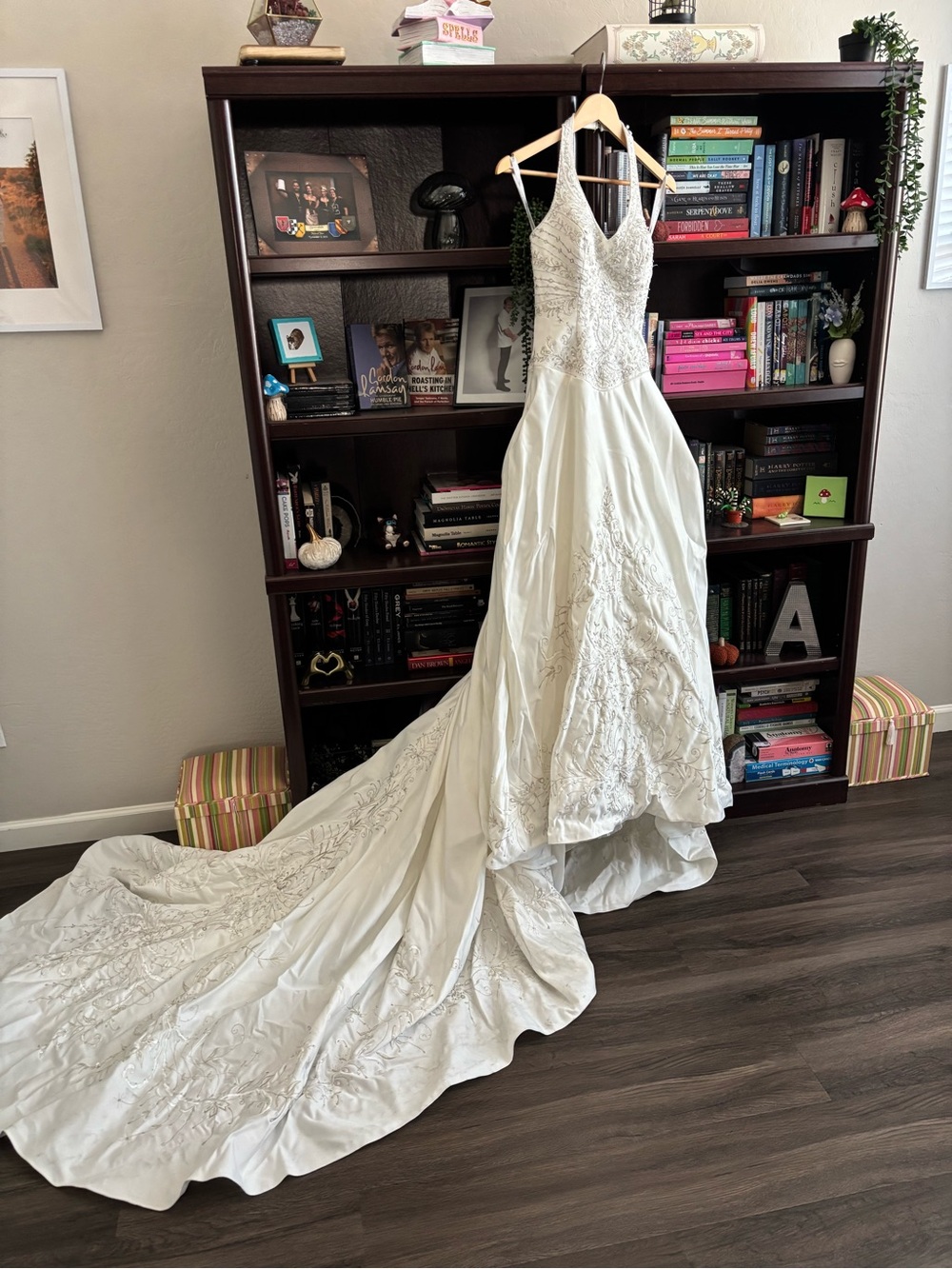 Vintage Elegant White Wedding Dress with Long Embroidered Train - Picture 3 of 16